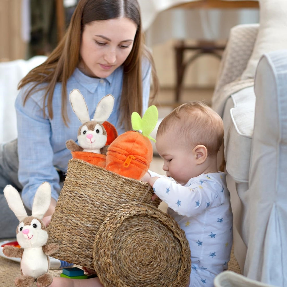 Weicher, süßer kleiner Hase, der sich in einem mit Reißverschluss versehenen Karotten-Plüschtier versteckt, personalisierte Osterkörbchenfüllung, Geschenk für Kinder