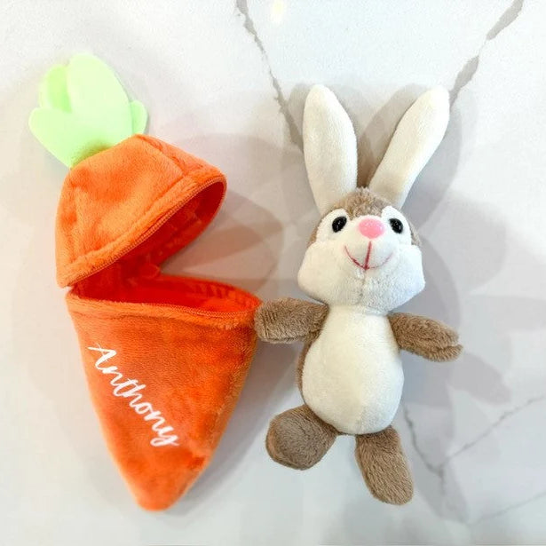 Petit lapin doux et mignon caché dans une peluche carotte zippée, cadeau personnalisé pour les enfants