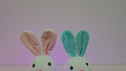 Lapin lumineux à LED tenant une carotte ou un œuf de Pâques en peluche – Nom personnalisable, cadeau de Pâques parfait pour les enfants